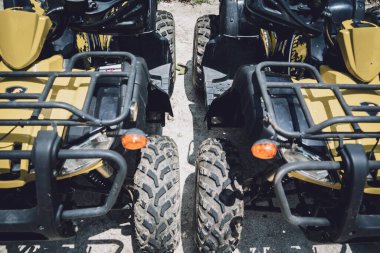 Satır kirli ATVs dörtlü bisiklet görüntüsü