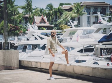 Marinada poz veren bir gencin moda portresi.