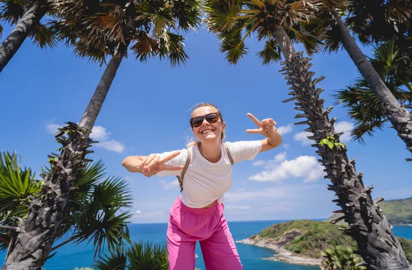Jovem mulher viajante em férias de verão com belas palmas e paisagens marinhas — Fotografia de Stock