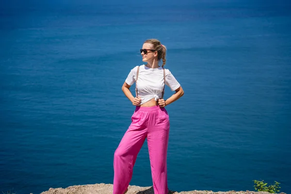 Fiatal utazó nő a nyári nyaralás nyaralás gyönyörű hegyekkel és látnivalókkal — Stock Fotó