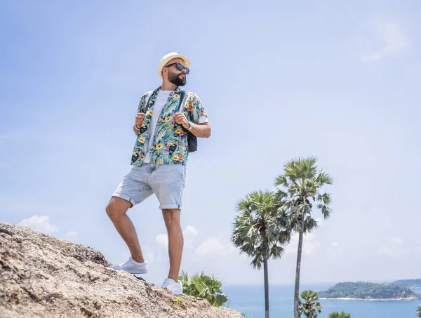 Young traveler man at summer holiday vacation with beautiful mountains and seascapes at background — 스톡 사진