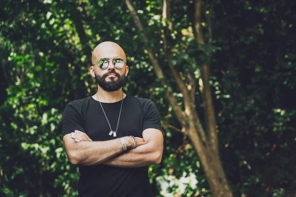 Ormanda güzel bir geçmişi olan moda bir gencin portresi.