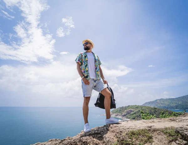 Yaz tatilindeki genç gezgin. Güzel dağları ve arka planda deniz manzaraları var.