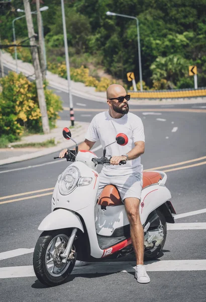 Motosikletli şık bir genç adam.