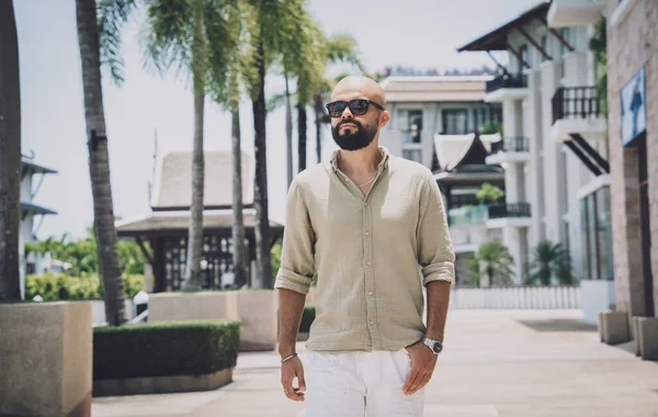 Marinada poz veren bir gencin moda portresi.