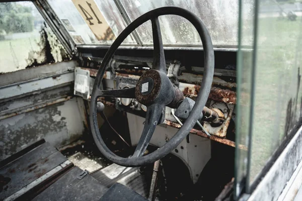 Old rusty cars for safari in the jungle of Africa — Stock fotografie
