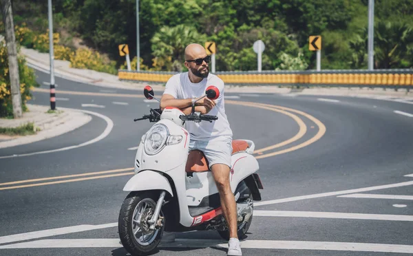 Motosikletli şık bir genç adam.