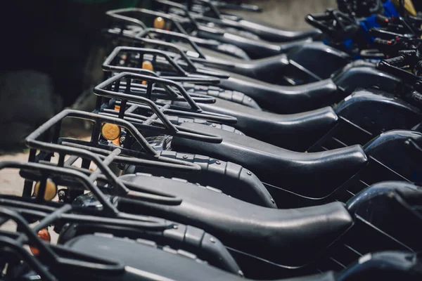 Satır kirli ATVs dörtlü bisiklet görüntüsü