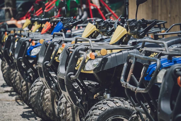 Zicht op rij vuile ATV 's quad bike — Stockfoto