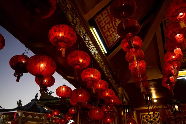 Röda lyktor hängande på kinesiskt tempel tak — Stockfoto