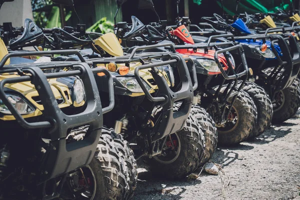 Άποψη της γραμμής βρώμικο ATVs quad ποδήλατο — Φωτογραφία Αρχείου