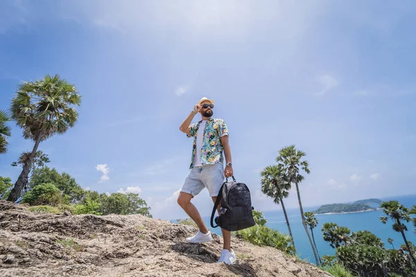 Yaz tatilindeki genç gezgin. Güzel dağları ve arka planda deniz manzaraları var.
