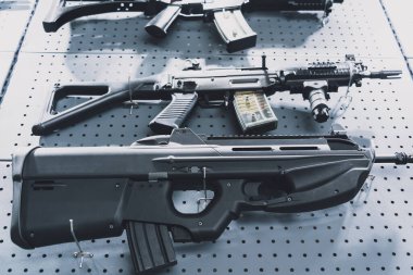 Duvarda tüfek ve tüfek koleksiyonu var.