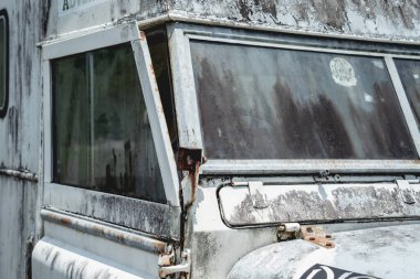 Afrika ormanlarında safari için eski paslı arabalar.