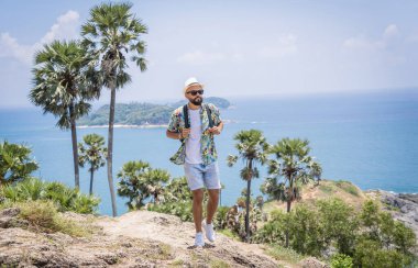 Yaz tatilindeki genç gezgin. Güzel dağları ve arka planda deniz manzaraları var.