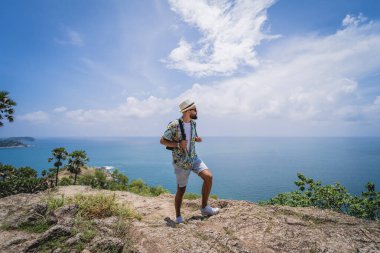 Yaz tatilindeki genç gezgin. Güzel dağları ve arka planda deniz manzaraları var.