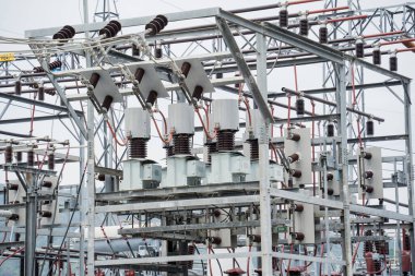 High voltage electric power plant current distribution substation