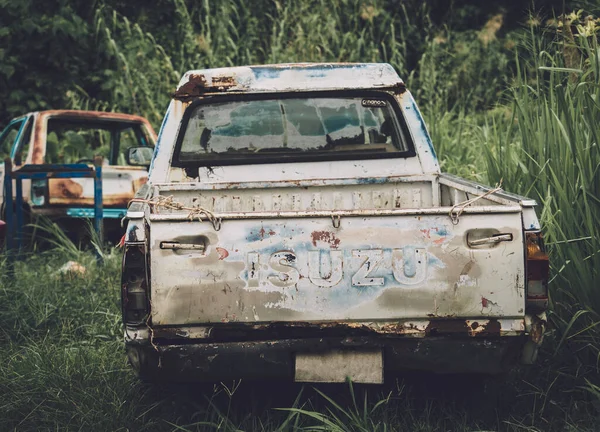 Velhos carros enferrujados para safári na selva da África — Fotografia de Stock