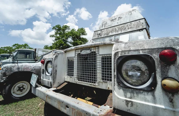 Alte rostige Autos für Safari im Dschungel Afrikas — Stockfoto