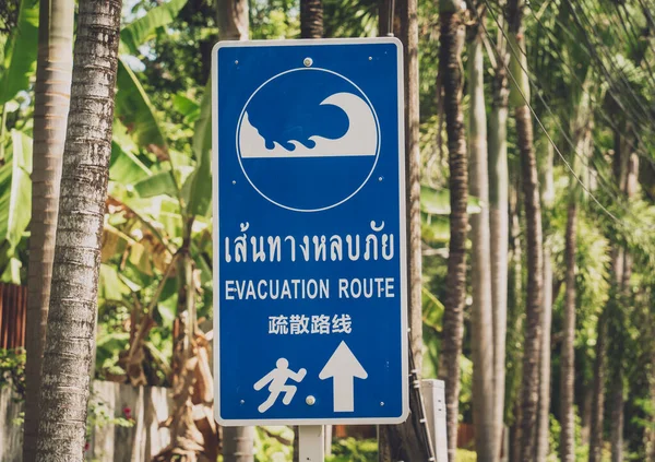 A sign showing a tsunami evacuation route at island in Thailand — Photo