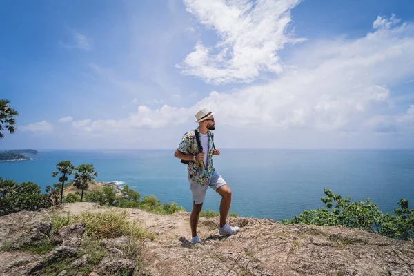 Yaz tatilindeki genç gezgin. Güzel dağları ve arka planda deniz manzaraları var.