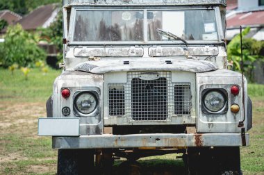 Afrika ormanlarında safari için eski paslı arabalar.