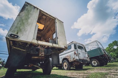 Afrika ormanlarında safari için eski paslı arabalar.