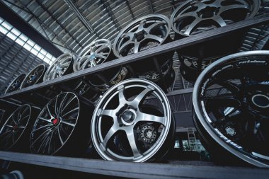 Bir dükkanda sıra sıra metal araba diskleri
