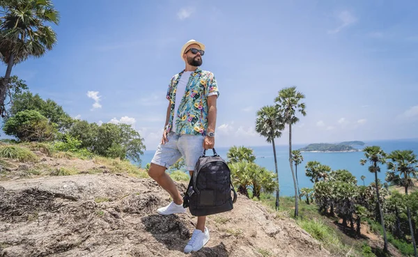 Yaz tatilindeki genç gezgin. Güzel dağları ve arka planda deniz manzaraları var.