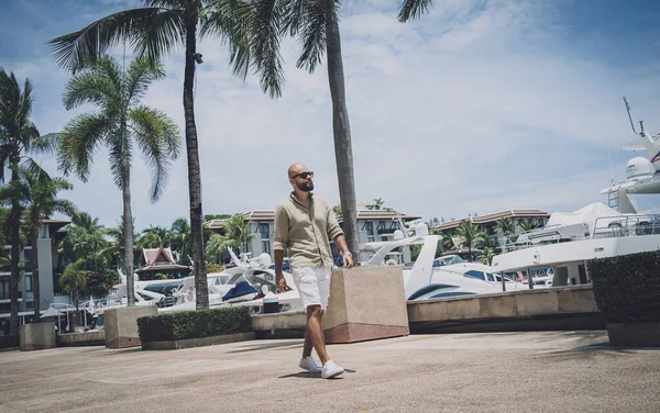 Portrait of a fashion young man posing at marina and yahts background — Fotografia de Stock