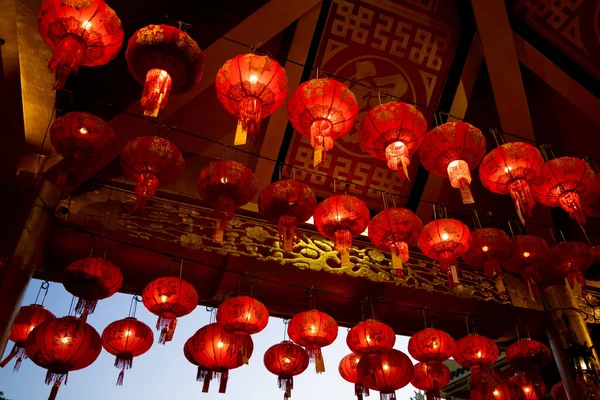 Röda lyktor hängande på kinesiskt tempel tak — Stockfoto