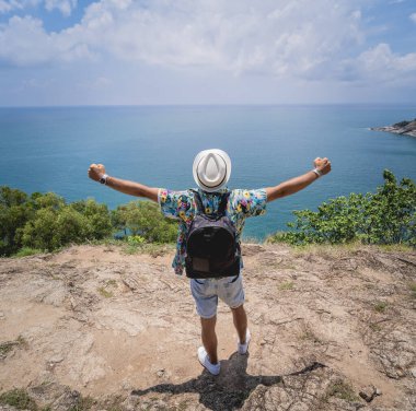 Yaz tatilindeki genç gezgin. Güzel dağları ve arka planda deniz manzaraları var.