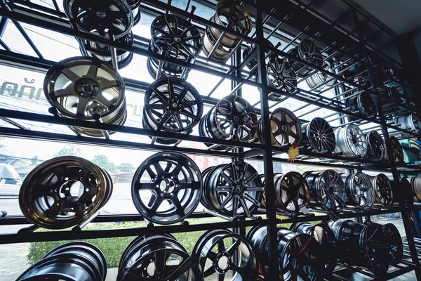 Bir dükkanda sıra sıra metal araba diskleri