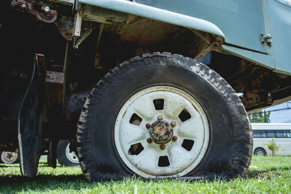 Alte rostige Autos für Safari im Dschungel Afrikas — Stockfoto