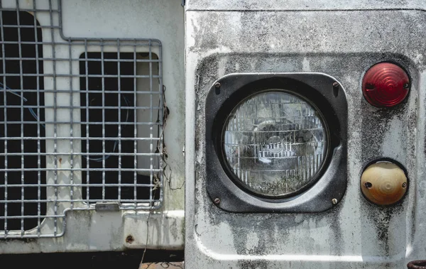 Alte rostige Autos für Safari im Dschungel Afrikas — Stockfoto