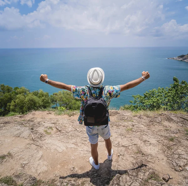 Yaz tatilindeki genç gezgin. Güzel dağları ve arka planda deniz manzaraları var.