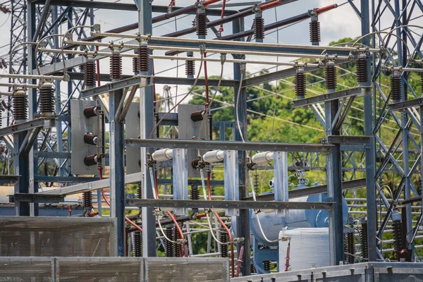 Subestación de distribución de corriente de planta de energía eléctrica de alta tensión — Foto de Stock