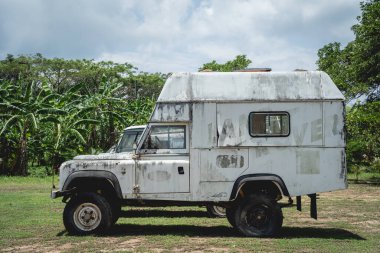 Afrika ormanlarında safari için eski paslı arabalar.