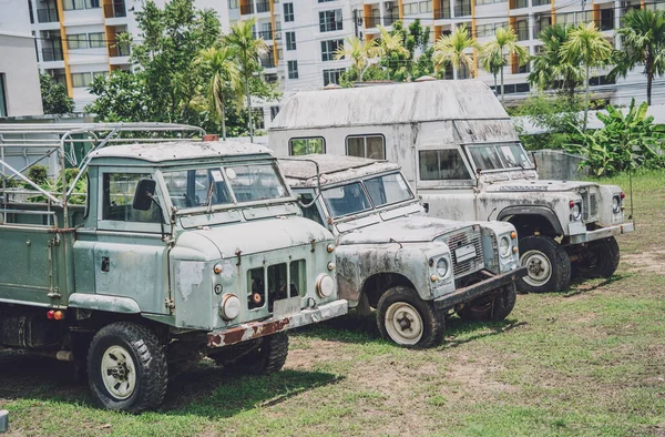 Gamla rostiga bilar för safari i Afrikas djungel — Stockfoto