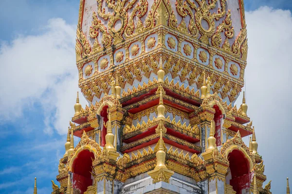 Λεπτομέρειες και θραύσματα του παλιού παραδοσιακού βουδιστικού ναού στην Ταϊλάνδη — Φωτογραφία Αρχείου