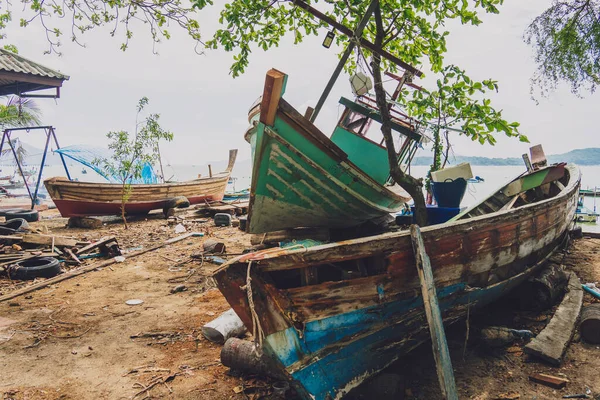 Старий тайський дерев'яний човен на пляжі — стокове фото