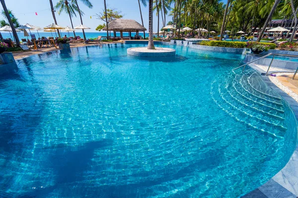 Espantosa praia paradisíaca tropical com piscinas e coqueiros — Fotografia de Stock