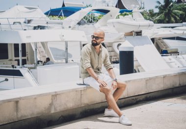 Marinada poz veren bir gencin moda portresi.