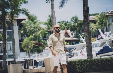 Marinada poz veren bir gencin moda portresi.