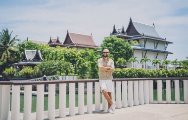 Marinada poz veren bir gencin moda portresi.