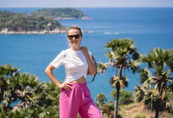 Yaz tatilindeki genç gezgin kadın güzel dağlar ve deniz manzaralarıyla