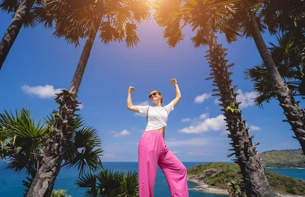 Young traveler woman at summer holiday vacation with beautiful palms and seascapes — Stock fotografie