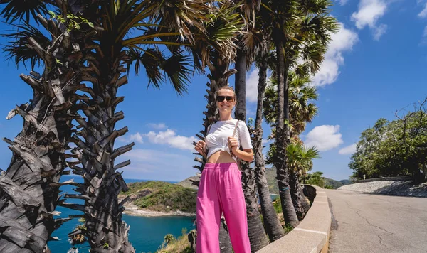 Yaz tatilindeki genç gezgin kadın güzel palmiyeler ve deniz manzaralarıyla — Stok fotoğraf