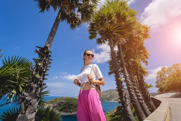 Yaz tatilindeki genç gezgin kadın güzel palmiyeler ve deniz manzaralarıyla — Stok fotoğraf