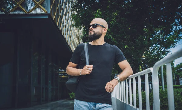 Retrato de uma moda jovem em belas folhas verdes fundo na selva — Fotografia de Stock